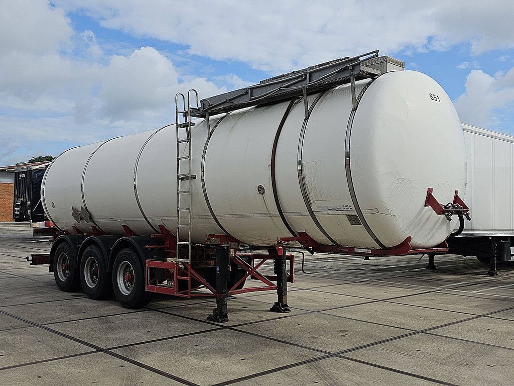 HENDRICKS CHEMIETANK 30.000 ltr isolated