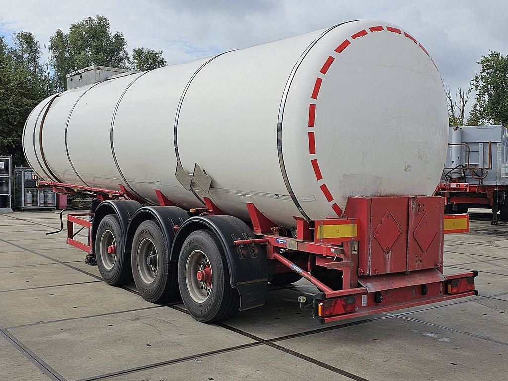 HENDRICKS CHEMIETANK 30.000 ltr isolated