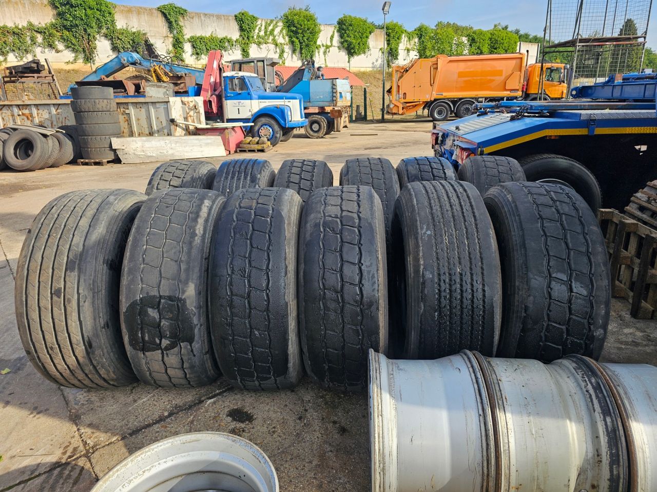 12 Stuks banden 425/65 R22,5