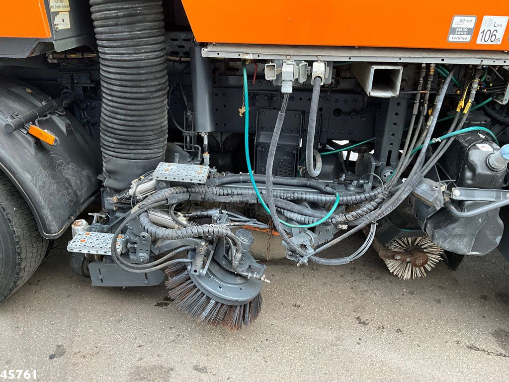 Mercedes-Benz Actros 1829 4x4 Bucher Cityfant 60 Links en rechts vegend
