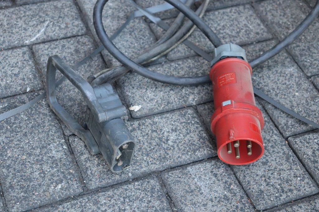 Tricom Futur 80V Battery Charger