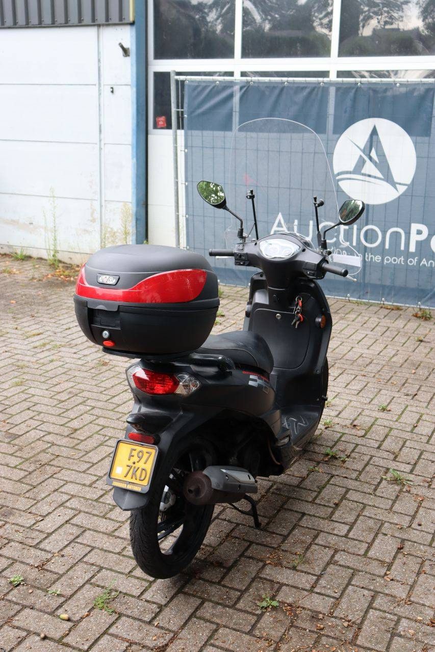 Peugeot Tweet Petrol Scooter 2012