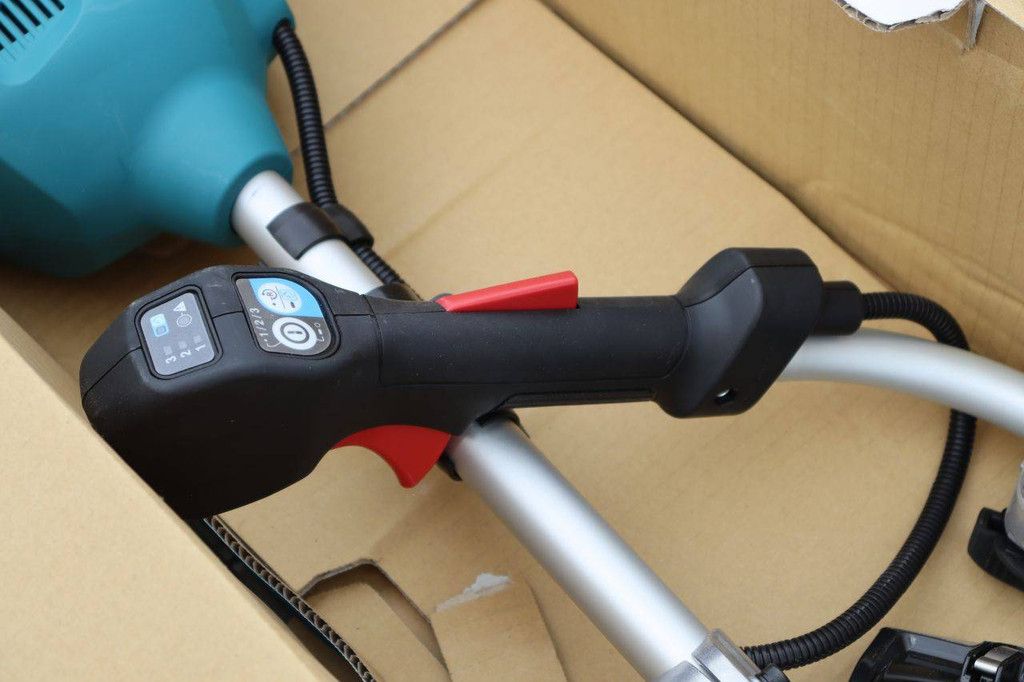 Cordless Brushcutter Makita UR012G Electric 80V In Box New