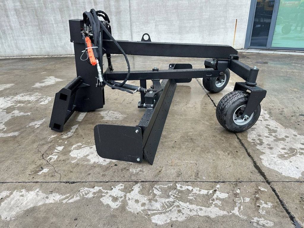 Leveler suitable for skid steer loader