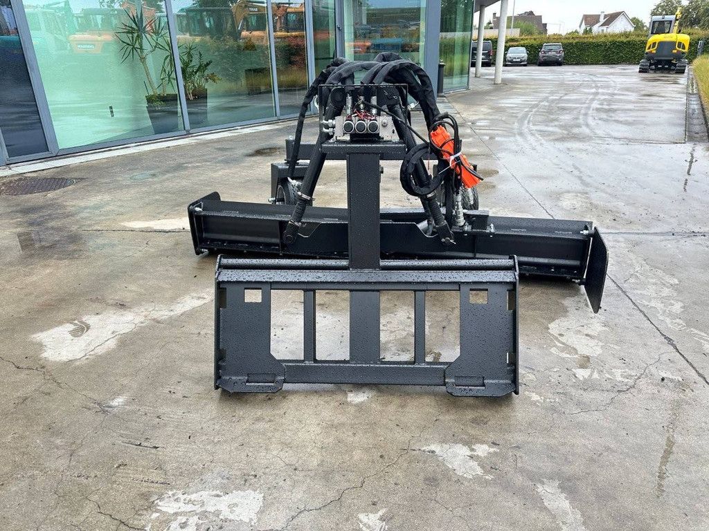 Leveler suitable for skid steer loader