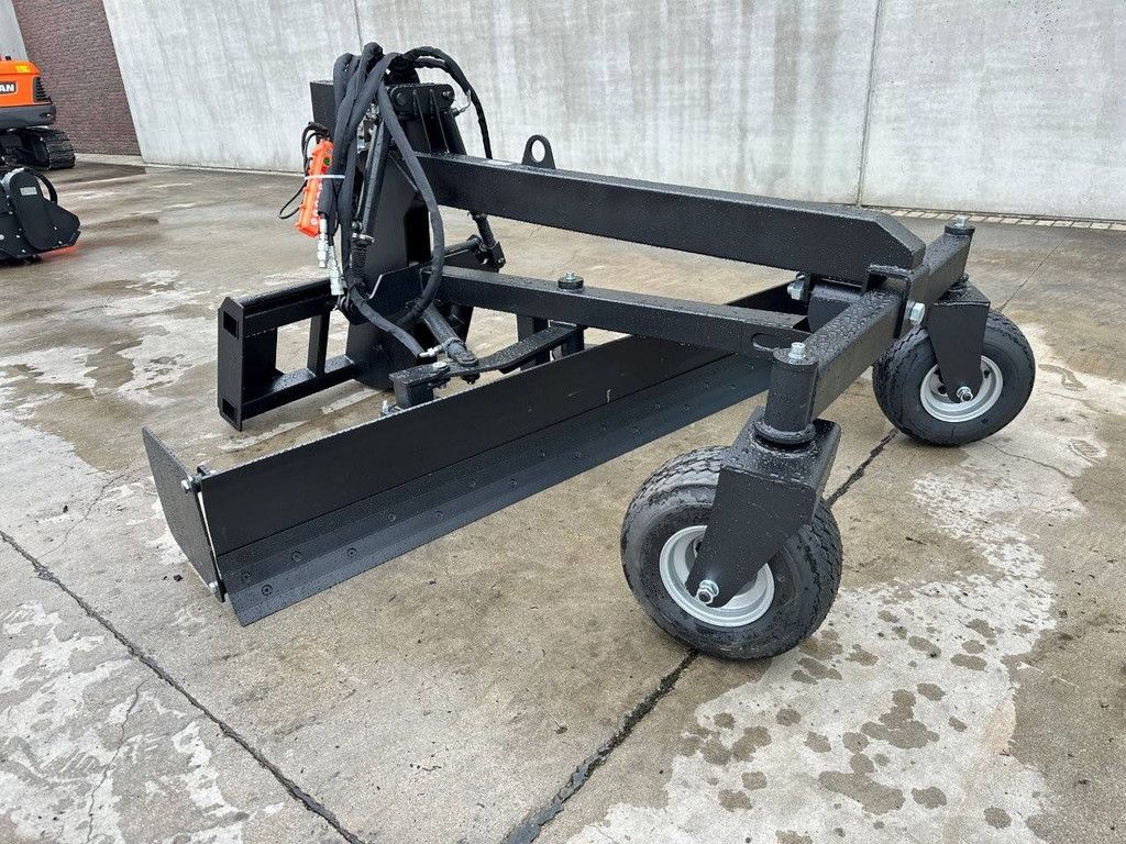 Leveler suitable for skid steer loader