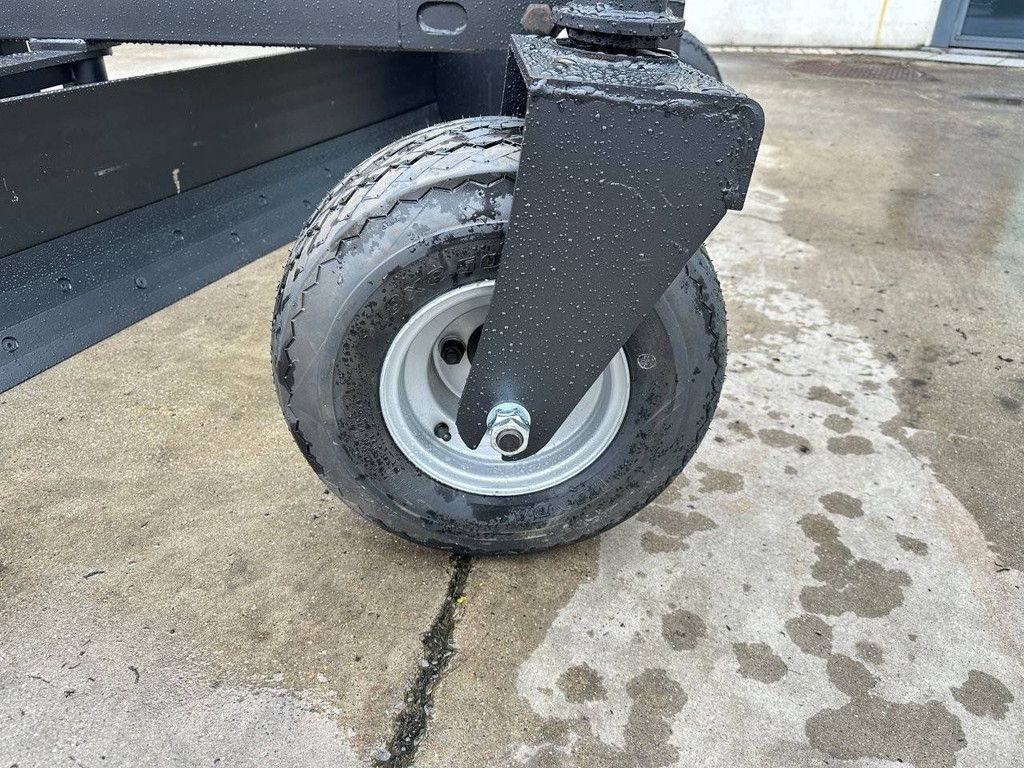 Leveler suitable for skid steer loader