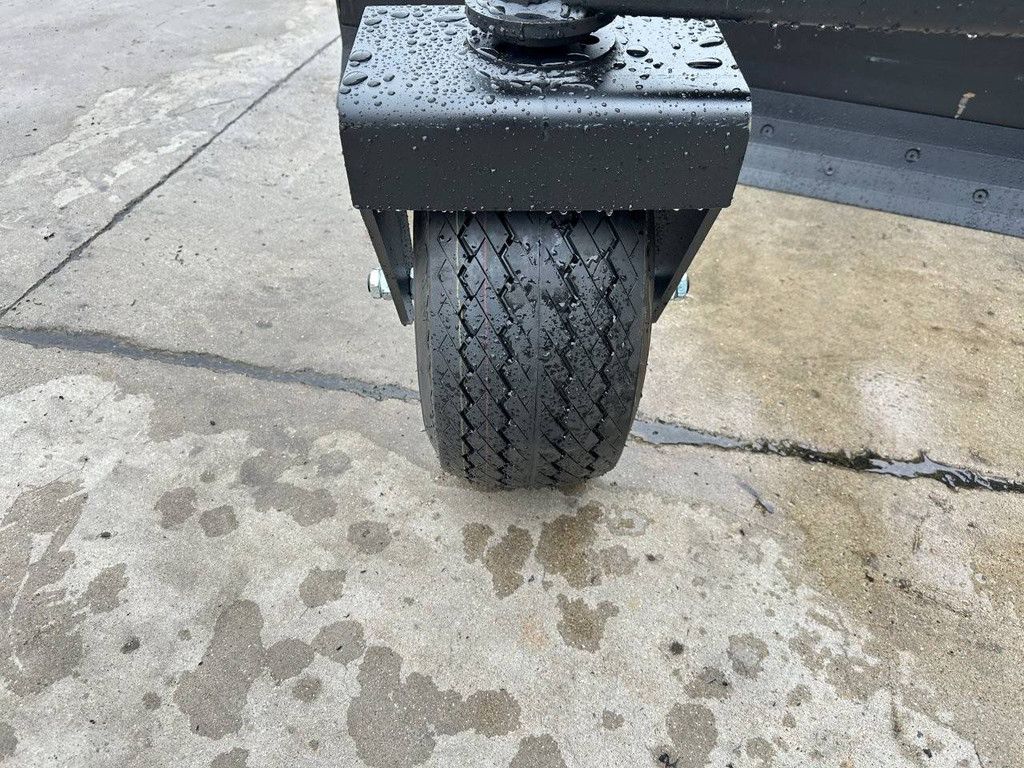 Leveler suitable for skid steer loader