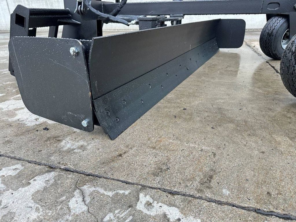 Leveler suitable for skid steer loader