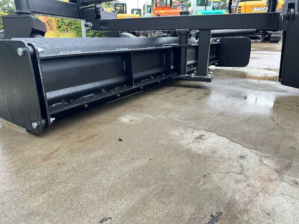 Leveler suitable for skid steer loader