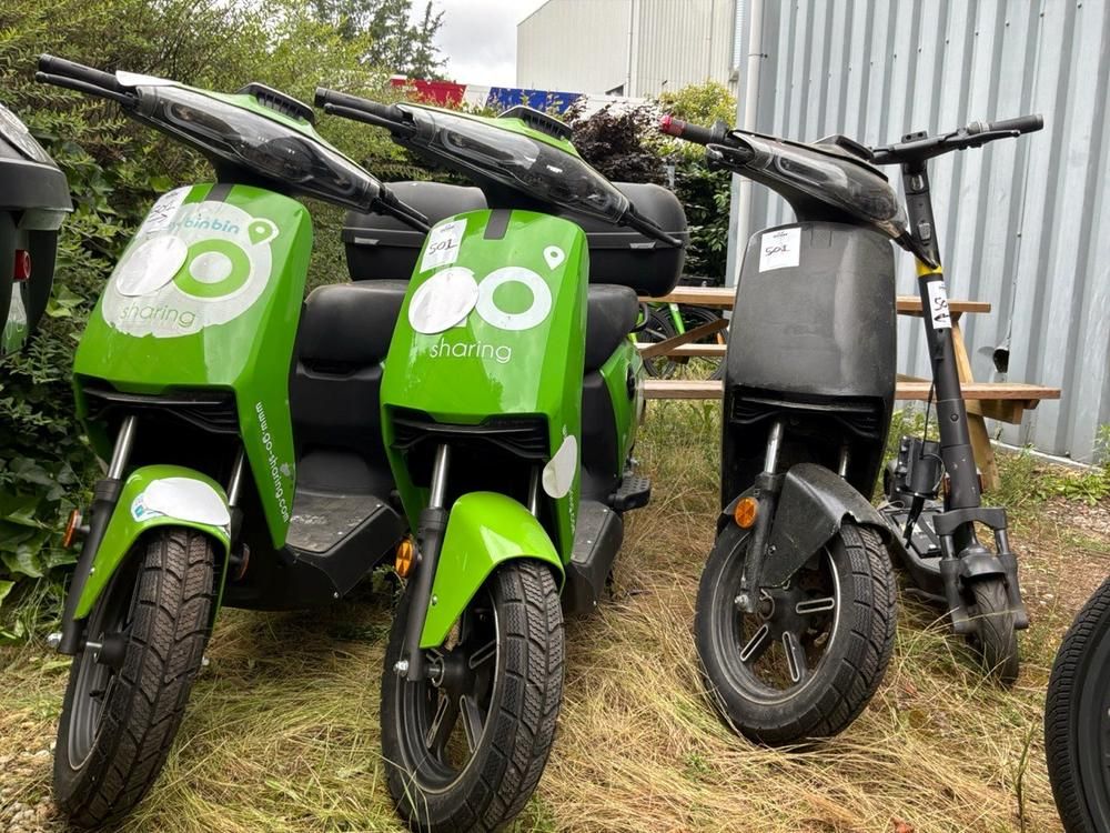 Super SOCO CUx electric fixer upper scooters (5x) and electric step (1x)