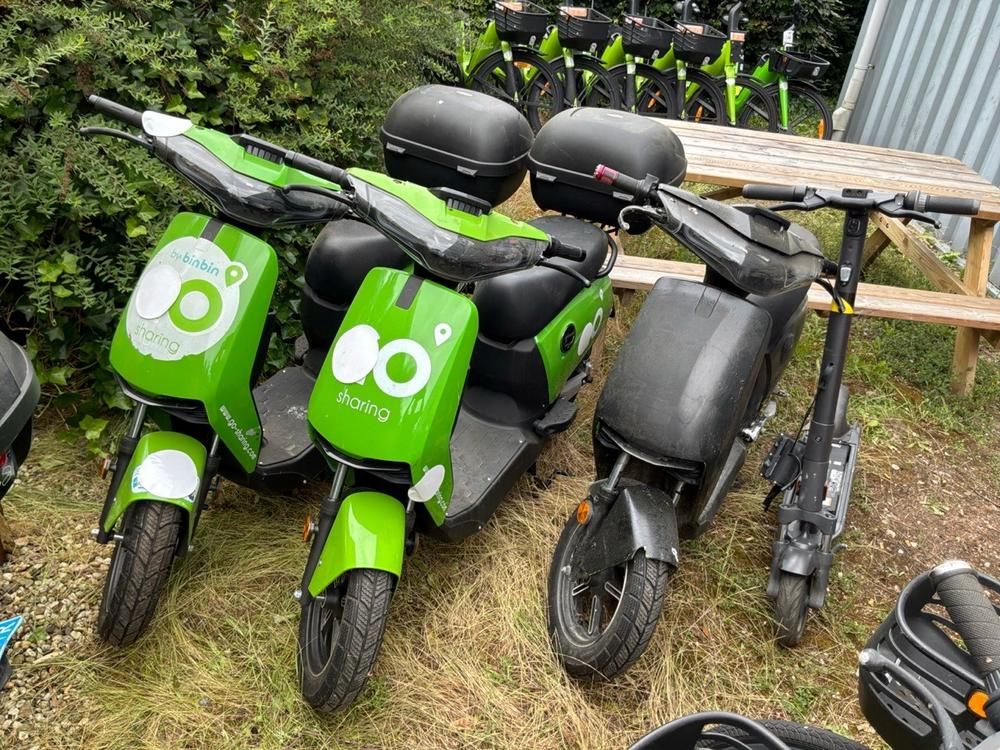 Super SOCO CUx electric fixer upper scooters (5x) and electric step (1x)