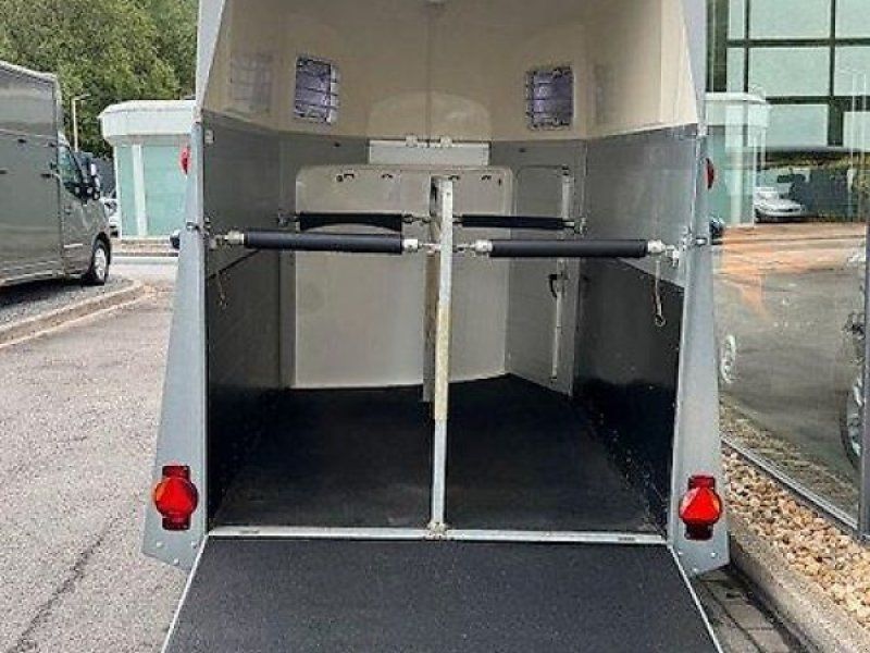 Humbaur Xanthos Spirit 2 Pferde Vollalu 2,0t Sattelkammer