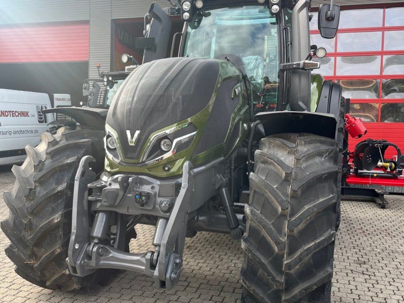 Valtra Q265 mit Rüfa und FK
