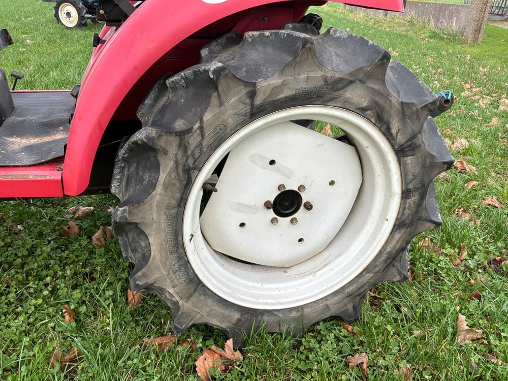 Shibaura P185F Minitraktor mit Allradantrieb
