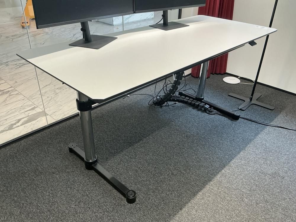 2023 USM Haller Kitos M Height-adjustable desk