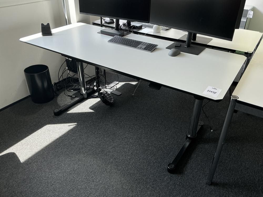 2022 USM Haller Kitos M – höhenverstellbarer Schreibtisch