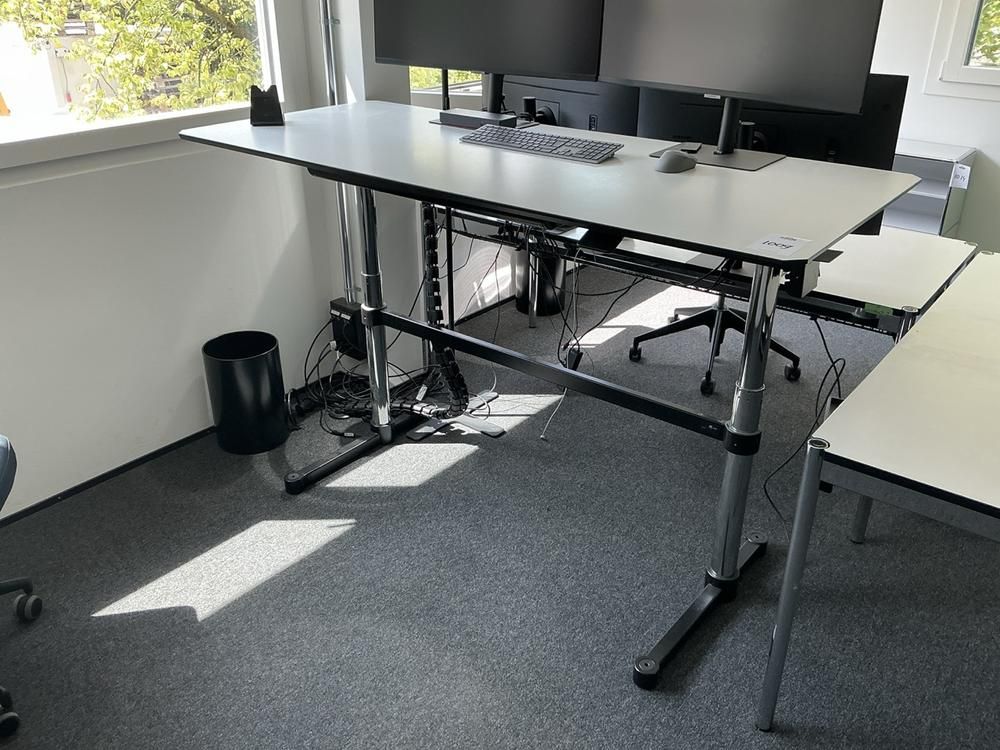 2022 USM Haller Kitos M – höhenverstellbarer Schreibtisch