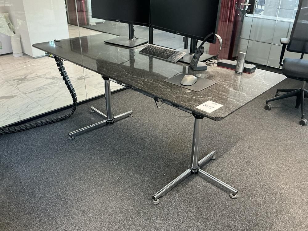 USM Haller Kitos – höhenverstellbarer Schreibtisch