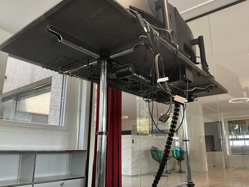 USM Haller Kitos – höhenverstellbarer Schreibtisch