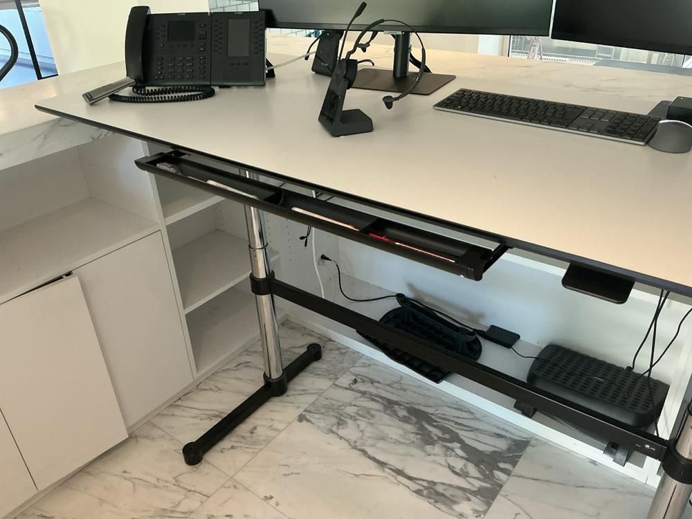 2022 USM Haller Kitos M Höhenverstellbarer Schreibtisch