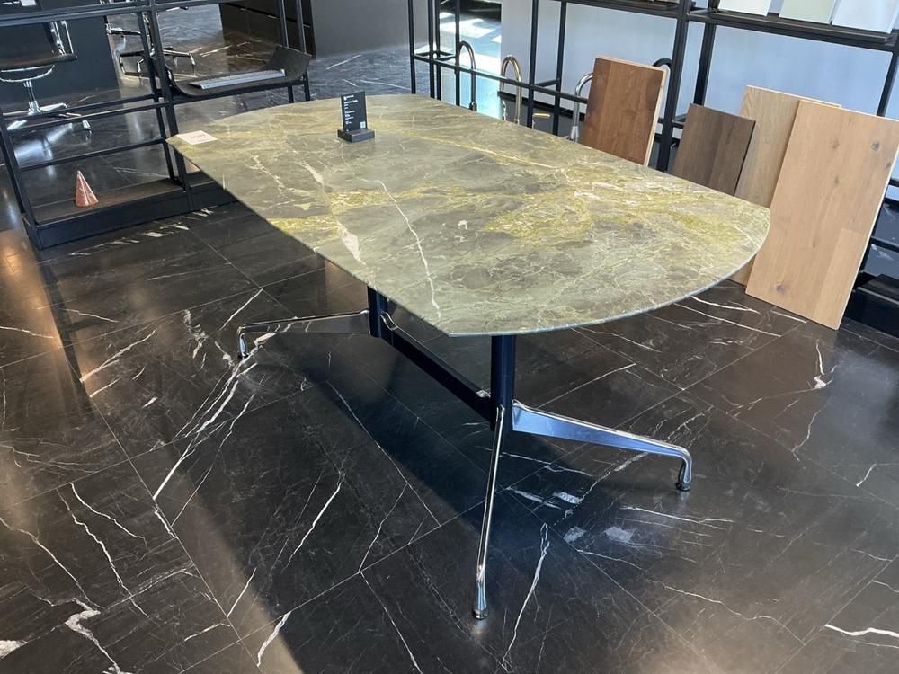 Vitra-Konferenztisch