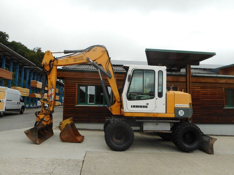 Liebherr A310B ( 12.000kg ) hydr. SW + 2 Löffel