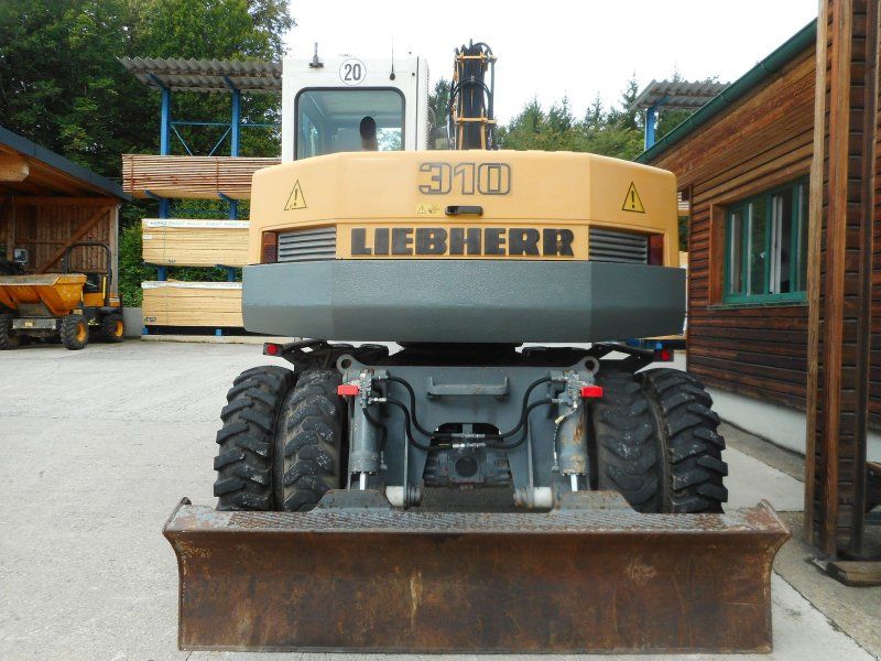 Liebherr A310B ( 12.000kg ) hydr. SW + 2 Löffel