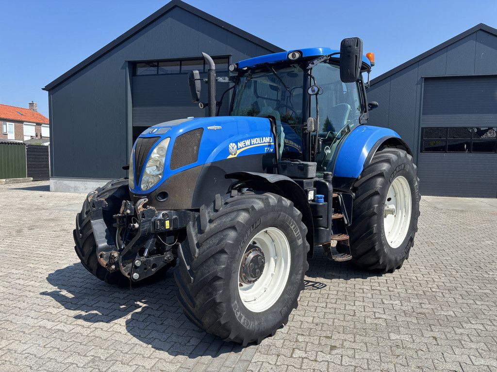 New Holland T7.210 AutoCommand. Fronthef, Vooras vering. 40km eco