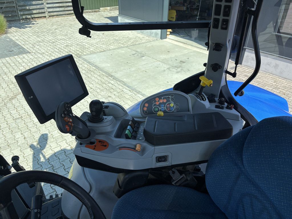 New Holland T7.210 AutoCommand. Fronthef, Vooras vering. 40km eco