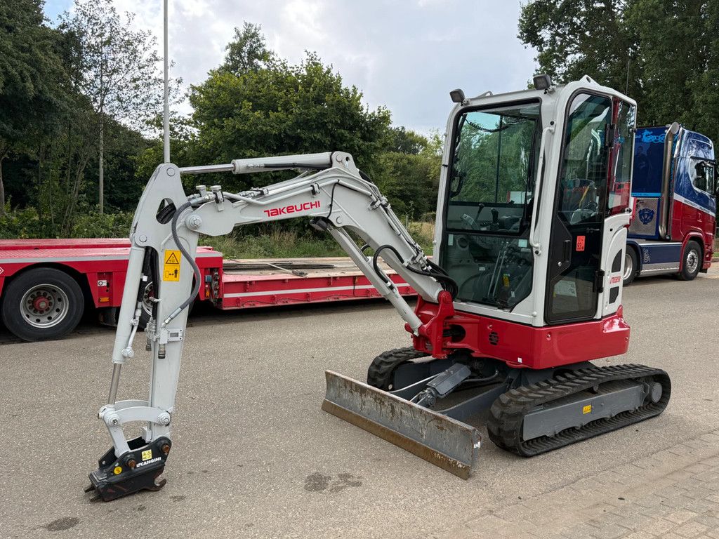 Takeuchi TB325 TB325
