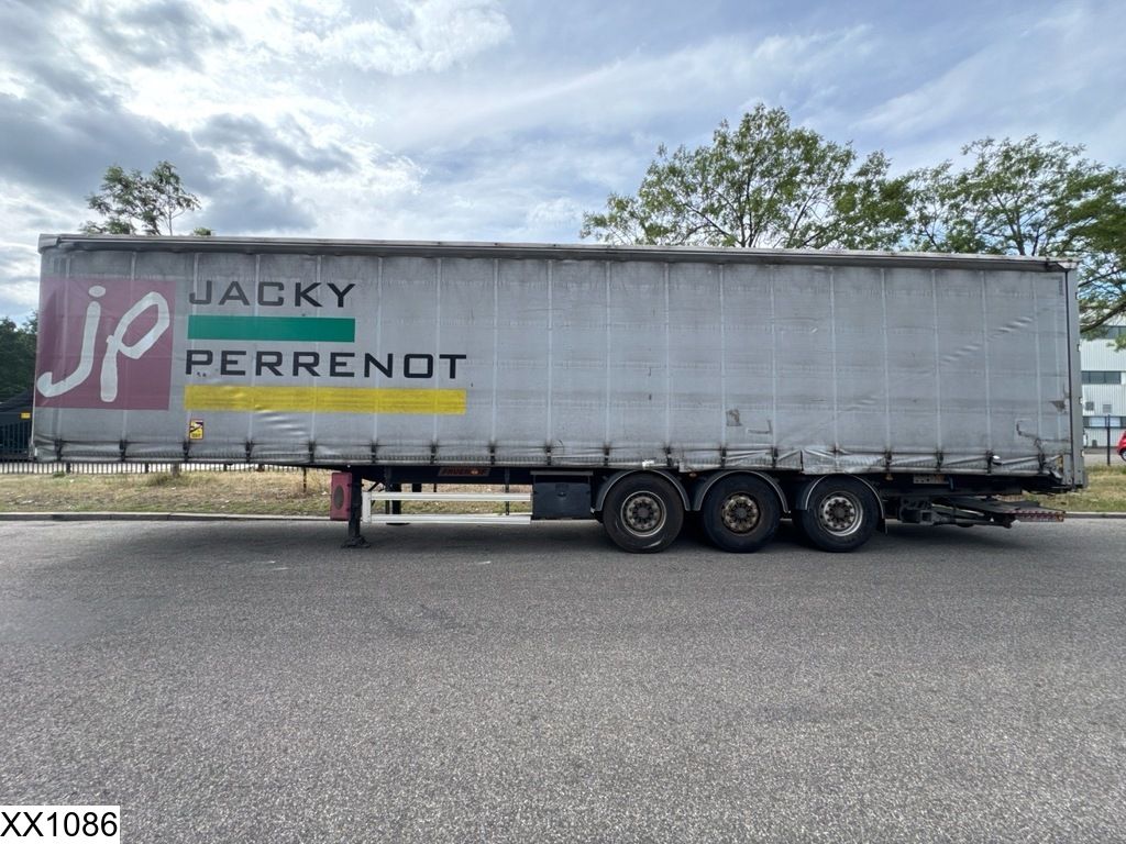 Fruehauf Tautliner Lift axle