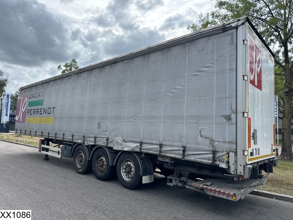 Fruehauf Tautliner Lift axle