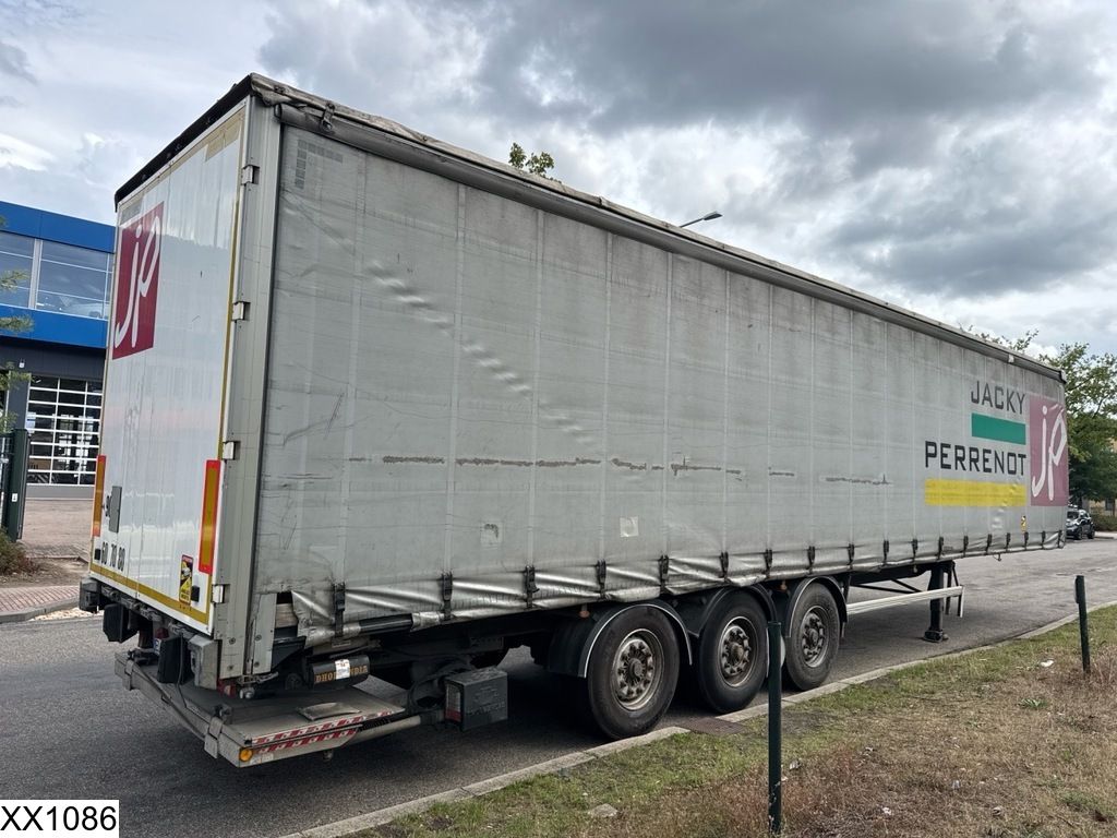 Fruehauf Tautliner Lift axle