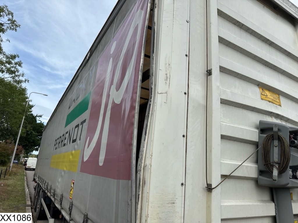 Fruehauf Tautliner Lift axle