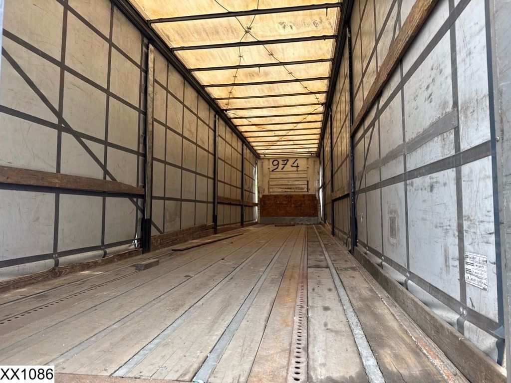 Fruehauf Tautliner Lift axle