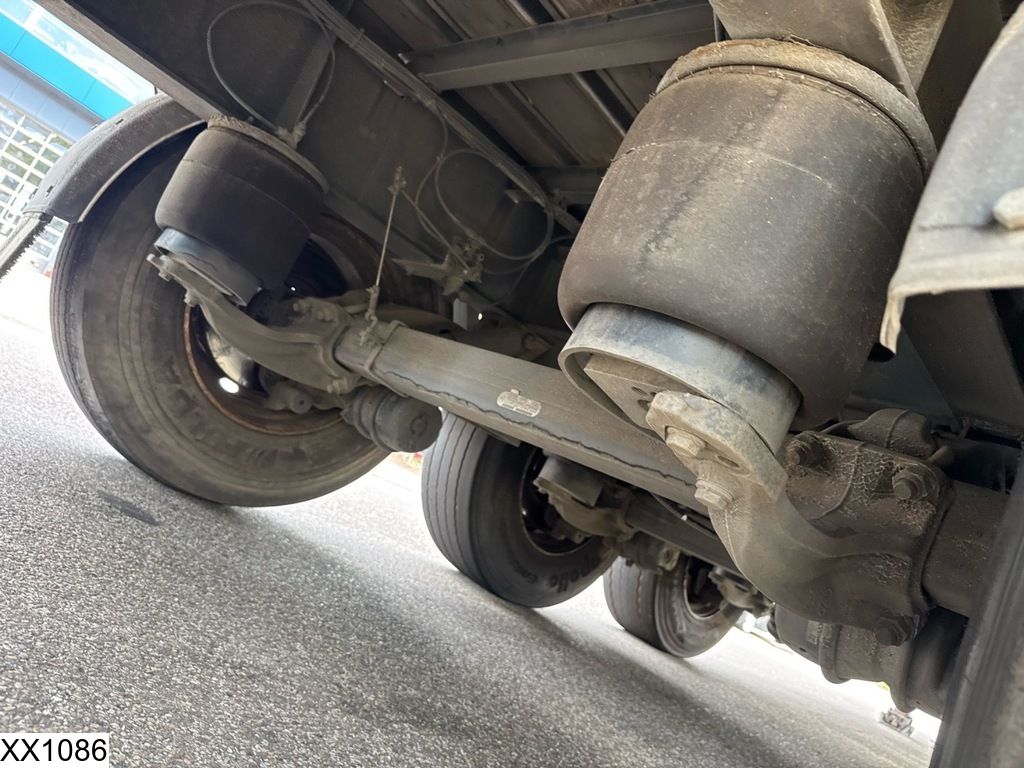 Fruehauf Tautliner Lift axle