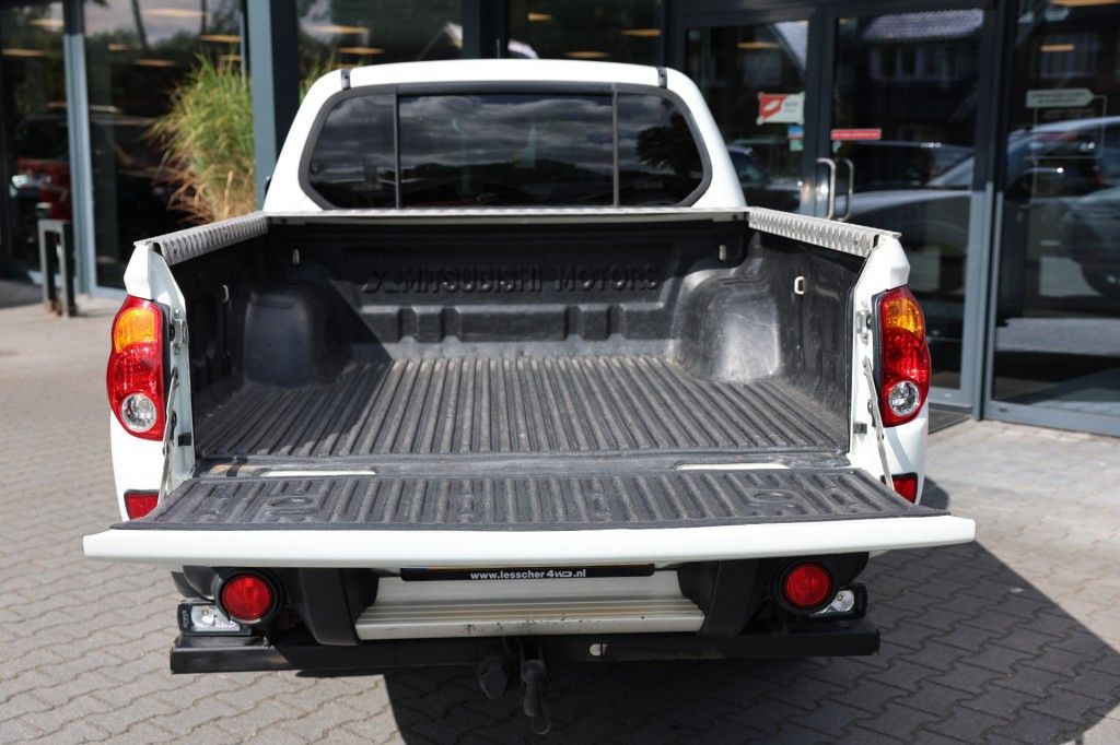 Mitsubishi L200 2.5 DCI DUBBEL CABIN 2ZITS A/T 4WD VAN