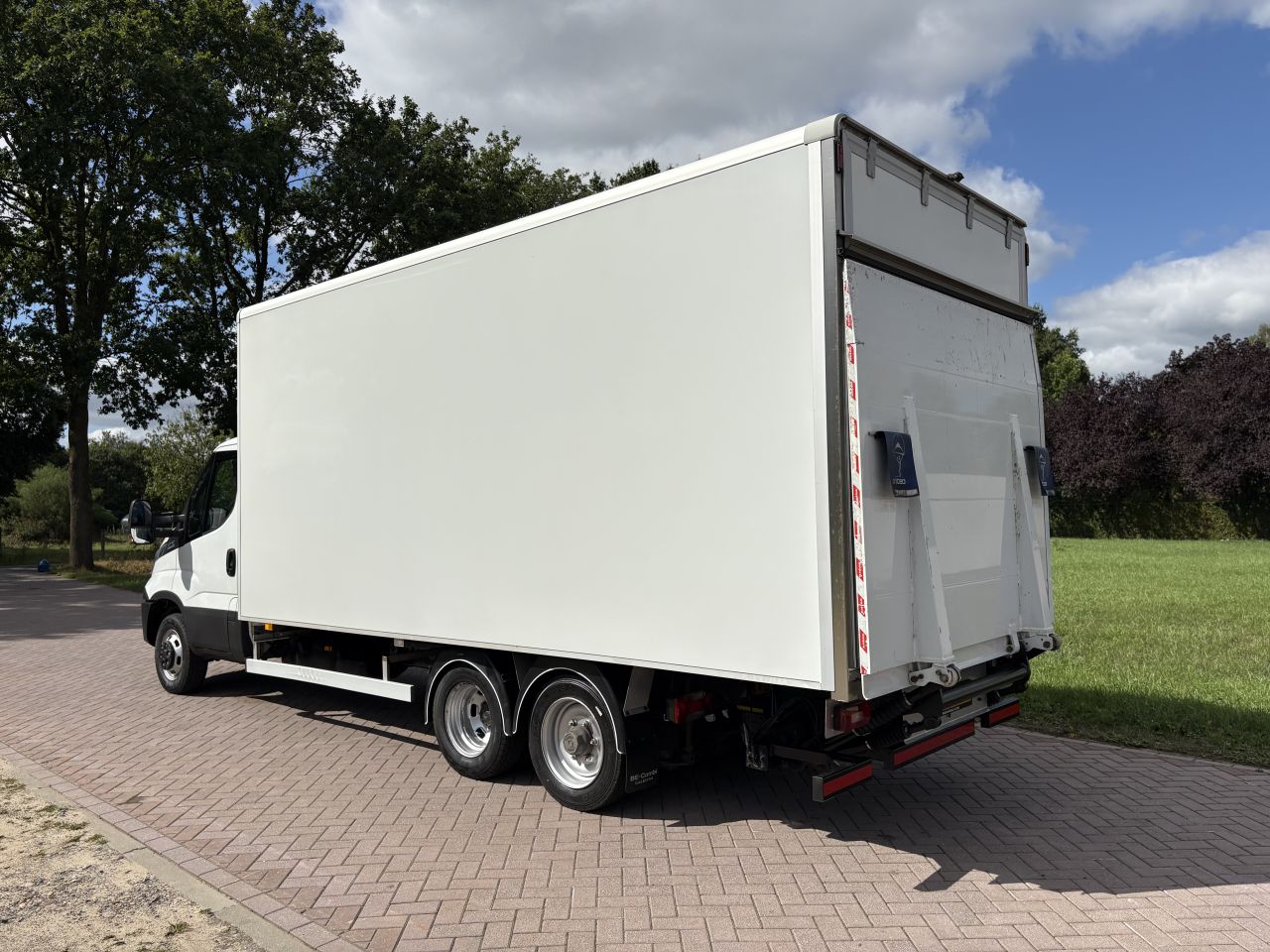Be trekker 7.7 ton Iveco Daily 40C18 Clixtar met laadklep 1000 k