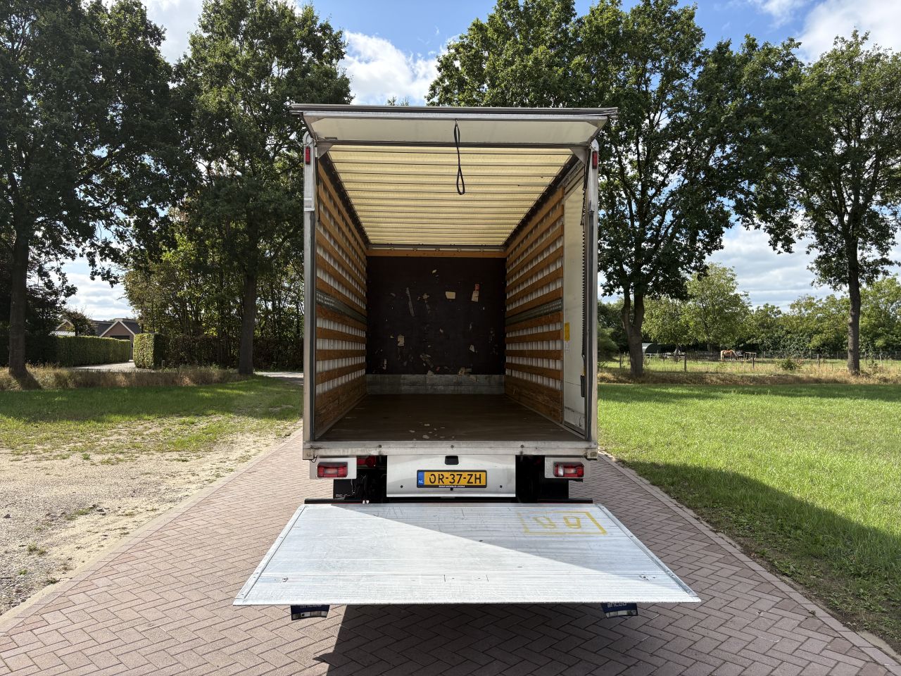 Be trekker 7.7 ton Iveco Daily 40C18 Clixtar met laadklep 1000 k