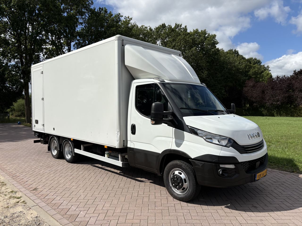 Be trekker 7.7 ton Iveco Daily 40C18 Clixtar met laadklep 1000 k