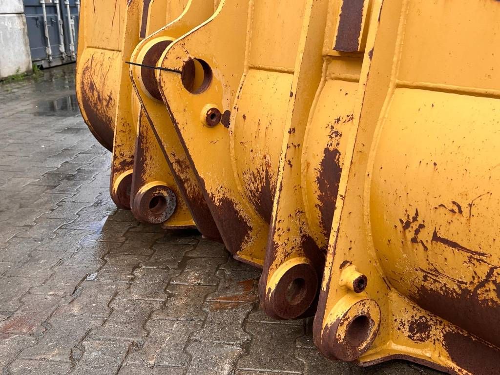 CAT 963C Loading bucket