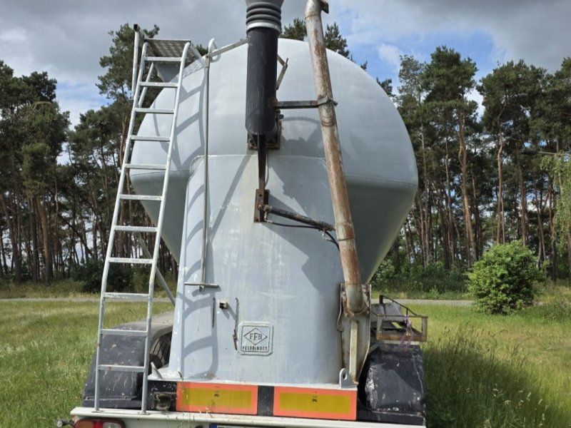 Feldbinder Zubringerfaß 36m3
