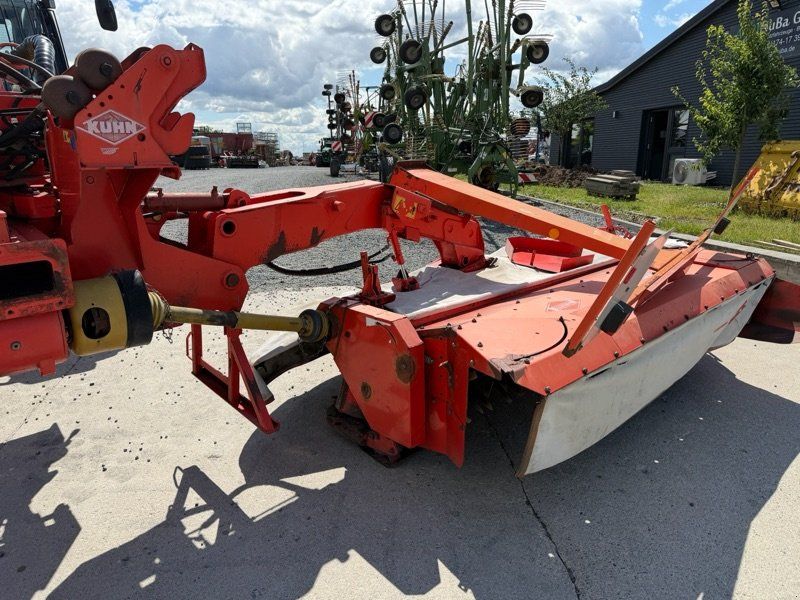 Kuhn FC 883 Ersatzteilspender