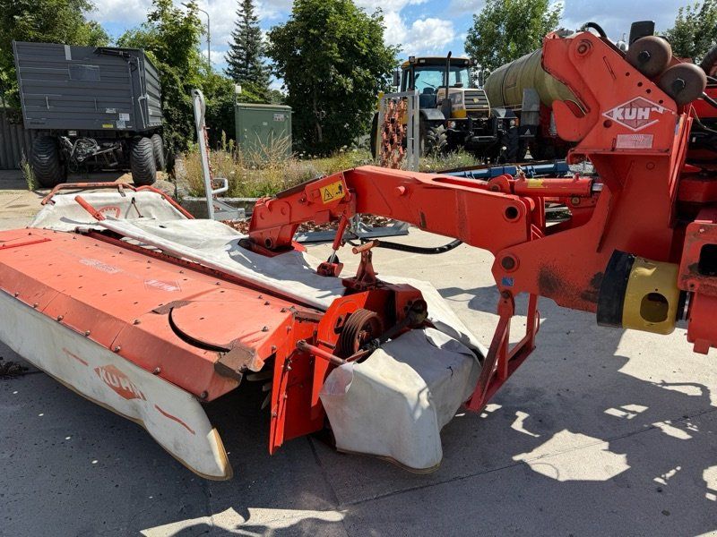 Kuhn FC 883 Ersatzteilspender