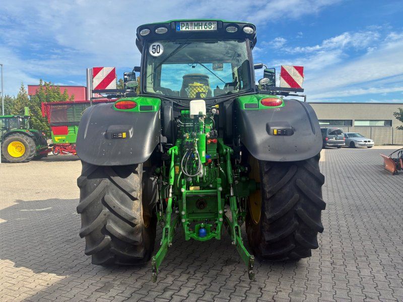 John Deere 6215R