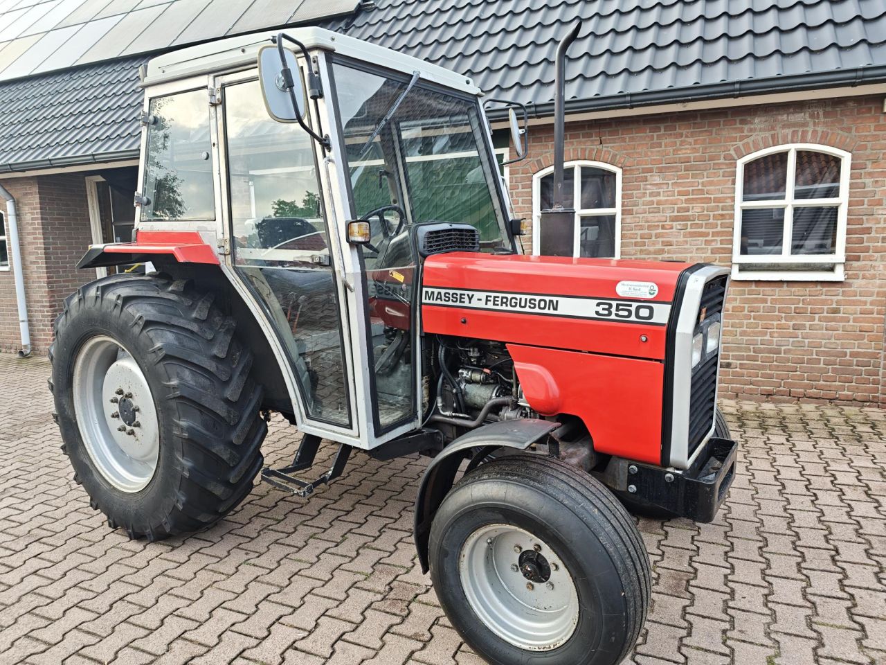 Mooie Massey Ferguson 350 Marge trekker
