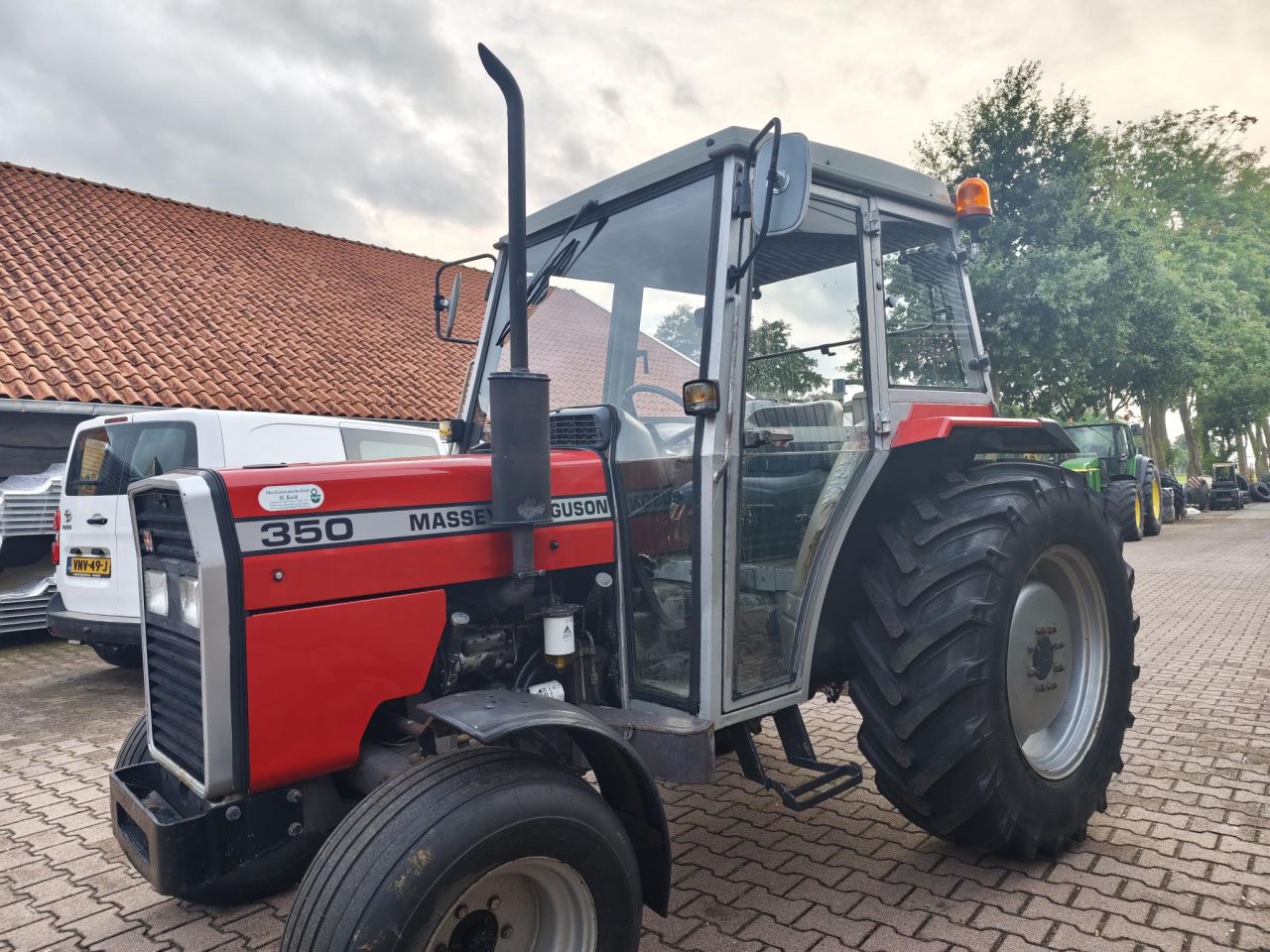 Mooie Massey Ferguson 350 Marge trekker