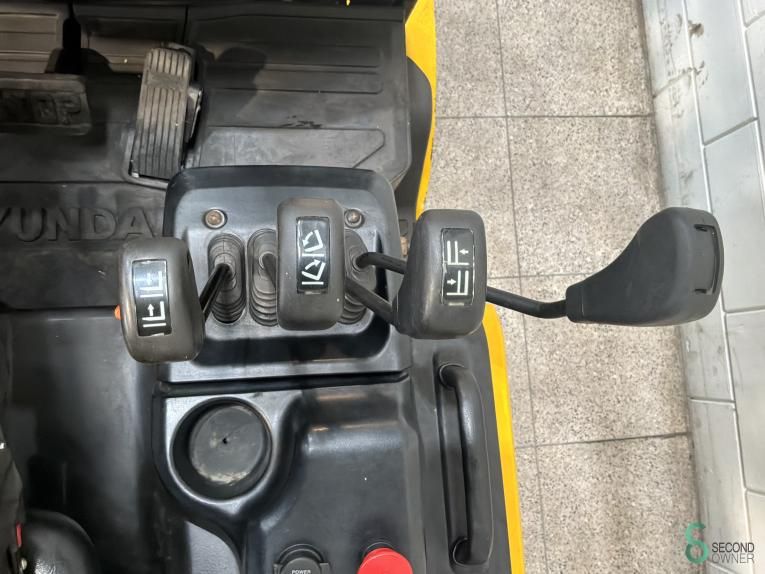Forklifts Electric Hyundai 30BH-9 2014 Hours 5581 Triplex