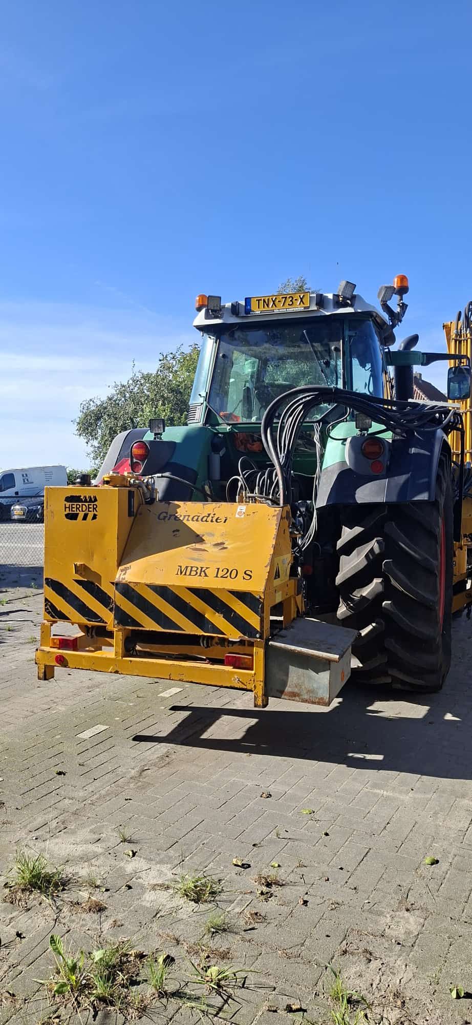 Fendt 712 met Herder maaiarm